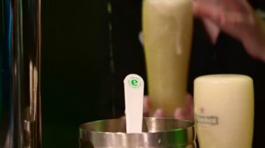 Amsterdam, Hollanda-4 Nisan 2017: Heineken Experience Attraction Draftı bira bar Serve