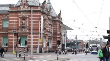 Amsterdam, Hollanda -4 Nisan 2017 sahne turizm ve ulaşım popüler seyahat hedef