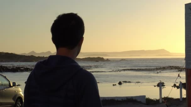 Hombre Asiático Amanecer Mar Sudáfrica — Vídeo de stock