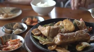 Beyaz pirinç Asya kültürü Ile Kore domuz kaburga yeme