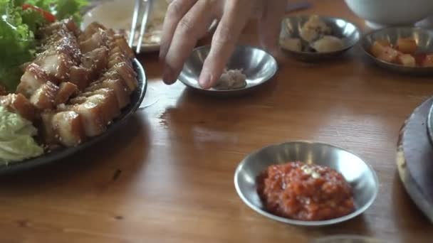 韓国の Bossam 蒸し豚の肋骨とおかずがレストランでサーブ — ストック動画