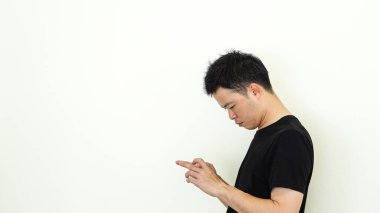 Akıllı telefon yan beyaz kopya alanı vurdu kullanarak Asya yorgun adam