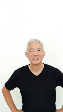 Beyaz kopya alanı sunan yakışıklı Asyalı kıdemli adam