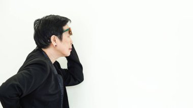 Mutsuz Asya kıdemli Manger sorunları yüz ifadesi