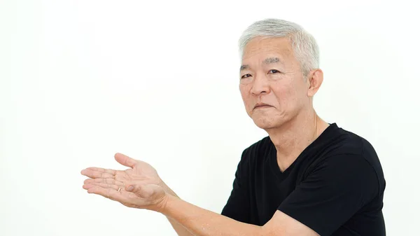 Bonito asiático sênior homem apresentando branco espaço de cópia — Fotografia de Stock