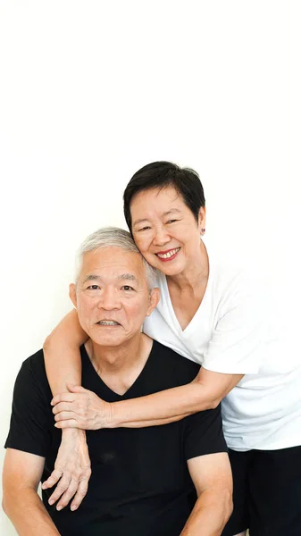 Asiático casal sênior feliz juntos expressão branco fundo — Fotografia de Stock