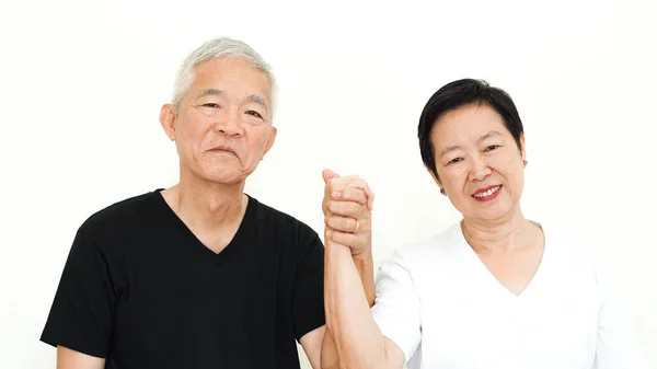 Азиатская старшая пара держит руку счастливый брак вместе выражение — стоковое фото