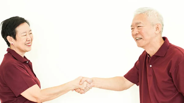 Asiático casal sênior feliz juntos expressão branco fundo — Fotografia de Stock
