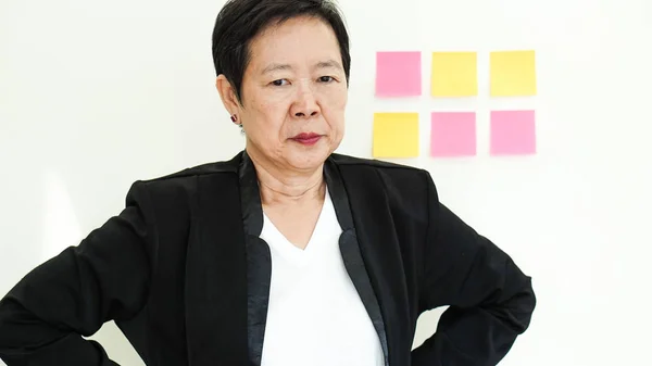 Ongelukkig Aziatische Senior Manger problemen gezichtsuitdrukking — Stockfoto