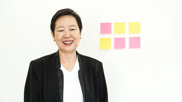 Aziatische Senior Business Woman Smile Happy met bedrijfswinst — Stockfoto