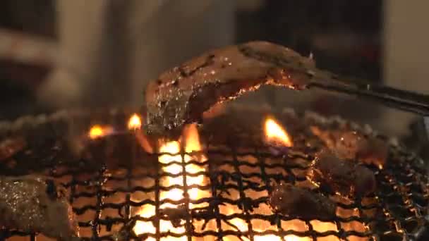 Japanse Rundvlees Tong Houtskool Bbq Grill Close — Stockvideo