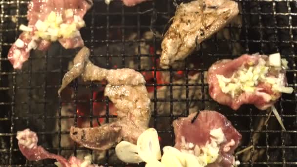 Japanse Stijl Rundvlees Tong Houtskool Bbq Grill Top View — Stockvideo