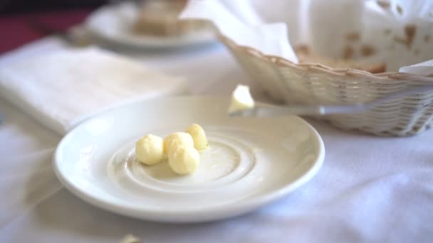 Comer Pão Fresco Manteiga Manhã Brilhante Comida Pequeno Almoço — Vídeo de Stock