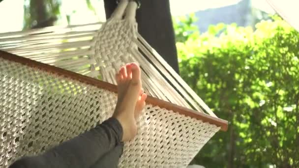 スイングハンモックサマーでの足の休息自然の中でリラックス — ストック動画