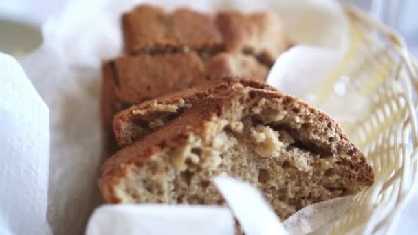 吃新鲜的面包和黄油在明亮的早餐食品 — 图库视频影像