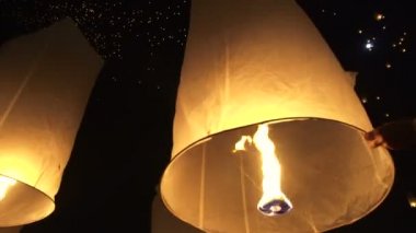 Yi Peng Fenerleri Tayland Krathong Festivali 'ni serbest bırakın.