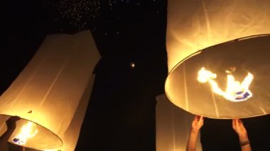 Yi Peng Fenerleri Tayland Krathong Festivali 'ni serbest bırakın.