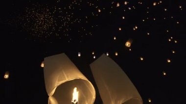 Yi Peng Fenerleri Tayland Krathong Festivali 'ni serbest bırakın.
