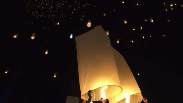 宜鹏灯笼释放泰国的Loy Krathong节 — 图库视频影像