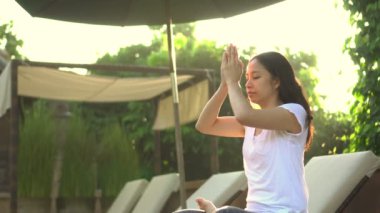 Asyalı Kadın Barışçıl Sunlight Mornign Yoga Meditasyon yapıyor