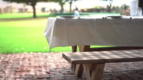 Dřevěný stůl sedadlo bílá látka v krásné zářivé vinice