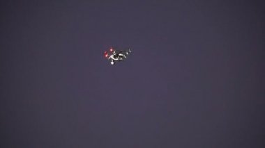 Gece Gökyüzünde Uçan Drone Akşam Etkinliği için video ve fotoğraf çekiyor