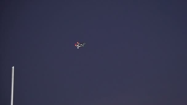 Κηφήνας Πετώντας Πάνω Από Νύχτα Ουρανού Λαμβάνοντας Βίντεο Και Φωτογραφία — Αρχείο Βίντεο
