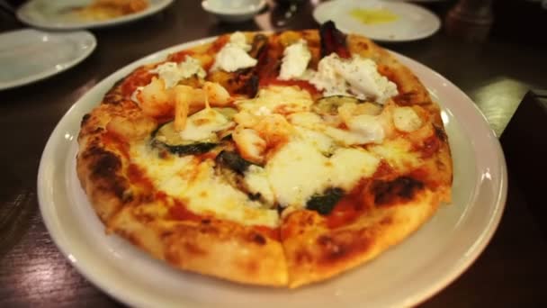 Familj Äta Små Italienska Hemlagad Pizza — Stockvideo