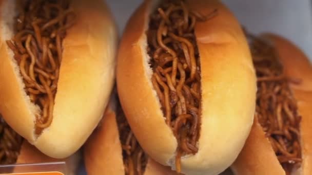 日本の焼きそばパン 日本で人気の食事 — ストック動画