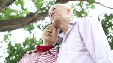 Asya Eski Kıdemli Çift Doğa Arka Planda Birlikte Birbirlerine Omuz Üzerinde Dinlenme