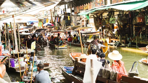 Bangkok, Thailand-17 Mar 2016: drijvende markt met lokale en — Stockfoto
