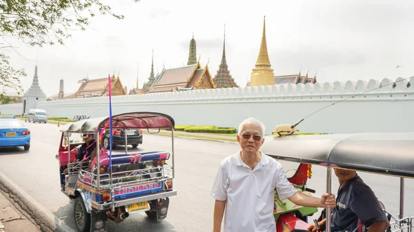 Bangkok, Tailândia - 18 de março de 2016: Homem asiático sênior viaja em Ban — Fotografia de Stock