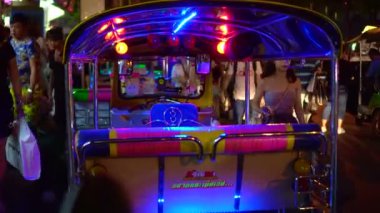 Bangkok, Tayland - 30 Mar 2019: Tuk Tuk Ve Turist Gece Bit Pazarı Trafik Sahnesi 4 K
