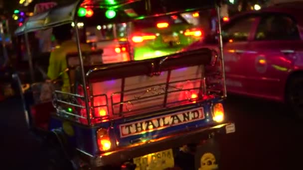 Bangkok Thailand Mrt 2019 Tuk Tuk Toerist Nachts Vlooienmarkt Verkeer — Stockvideo