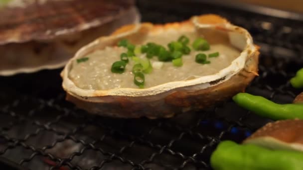 Japonés Kani Miso Cangrejo Shell Vieira Parrilla Restaurante — Vídeo de stock