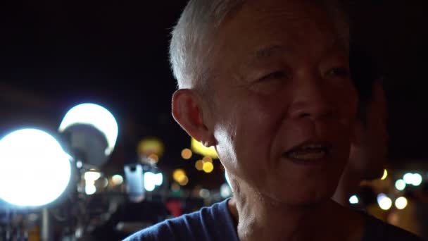 Asiatique Senior Homme Avoir Amusant Rire Nuit Puces Marché — Video