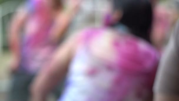 Blur People Celecrating Holi Festival Danse avec des chemises colorées 