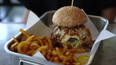 Soğan ile El Yeme Kıvırcık Patates Kızartması Ve Beef Burger