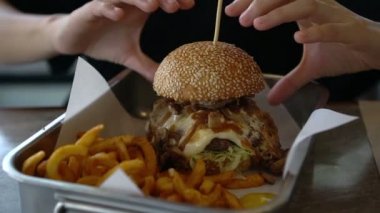 Eller Büyük Delicious Taze Aşçı Melty Peynir Burger Pick Up
