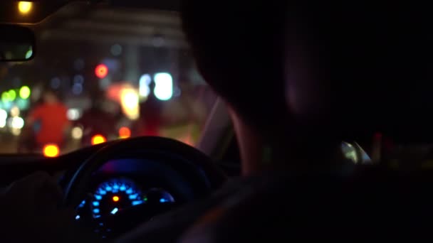 男人在车交通在夜间 — 图库视频影像