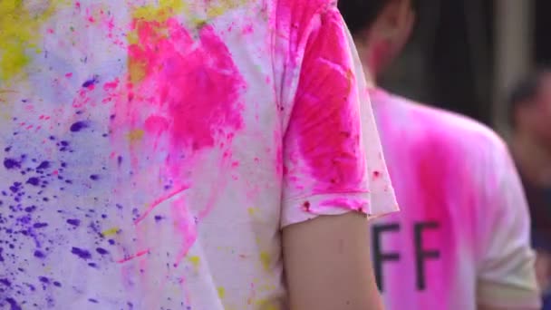Blur People Celecrating Holi Festival Danse Avec Des Chemises Colorées — Video