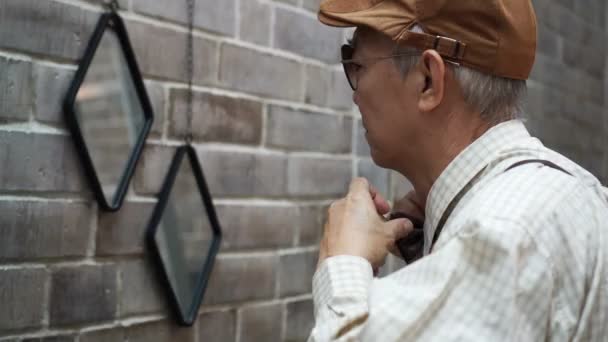 アジアの老人は日常生活のためのレトロなスタイルをドレスアップ — ストック動画