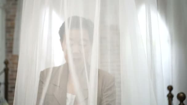 Asiatique Âgée Femme Apparaissent Partir Tissu Blanc Net — Video