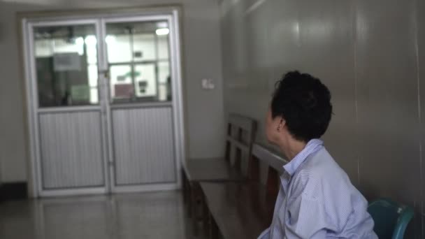Asiático Casal Sênior Esperando Acidente Emergência Cirurgia Hospital Preocupação — Vídeo de Stock