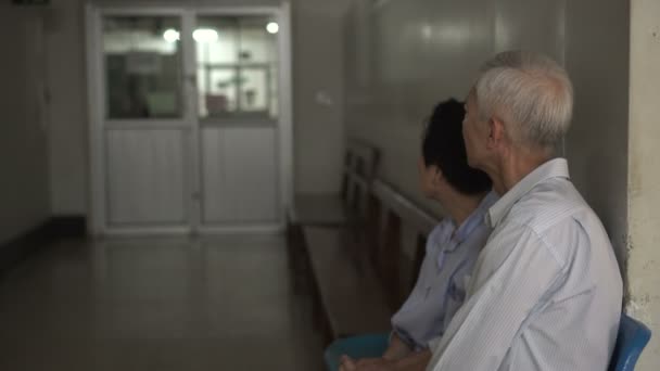 Ασιατικό Ζευγάρι Που Περιμένει Στο Δωμάτιο Έκτακτης Ανάγκης Νοσοκομείο Ανησυχία — Αρχείο Βίντεο