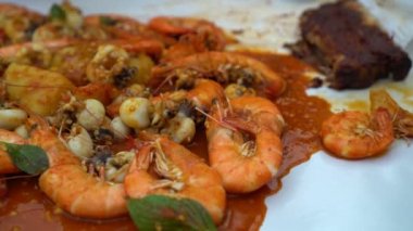 El Yiyen Deniz Ürünleri Kova Karides Mürekkep Kabuğu Kırmızı Cajun soslu