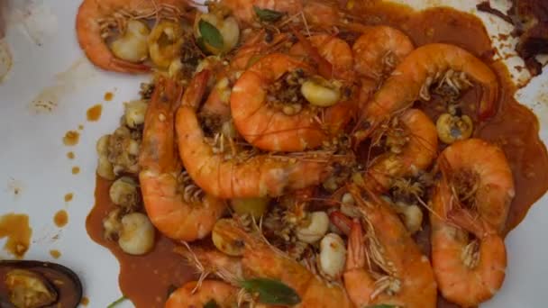 Crevette Seau Fruits Mer Avec Red Cajun Suace Manger Main — Video