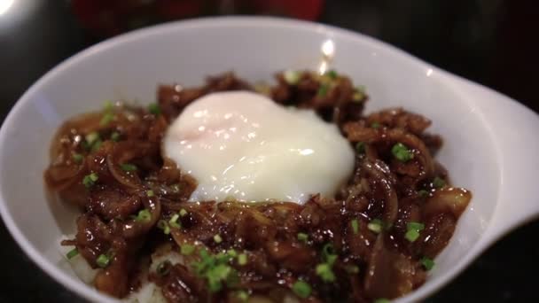 ご飯の上に卵黄牛丼に牛肉を浸す 日本風の食べ物 — ストック動画