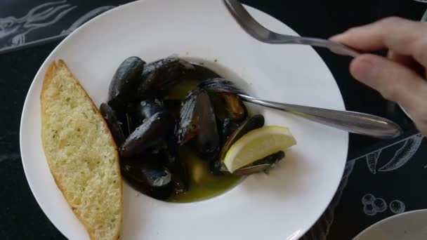 Comer Mejillones Negros Vapor Con Vino Blanco — Vídeos de Stock