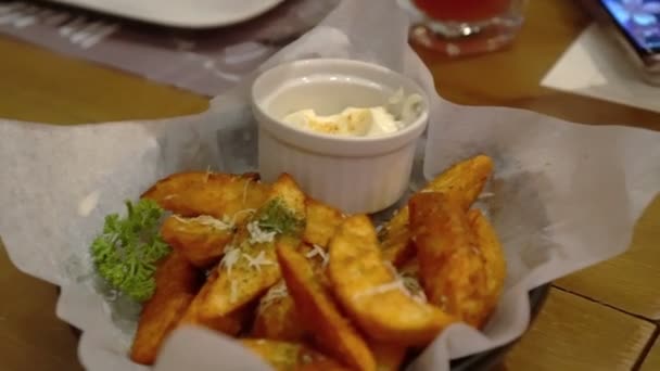Aardappelpartjes Dompelen Eten Pub Stijl Restaurant — Stockvideo